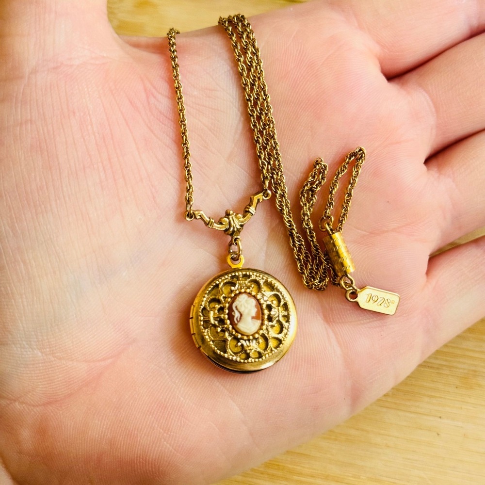 VTG 1928 Co Locket Fob Dangle Necklace Cameo Victorian Style Gold Tone 18" - Picture 3 of 6
